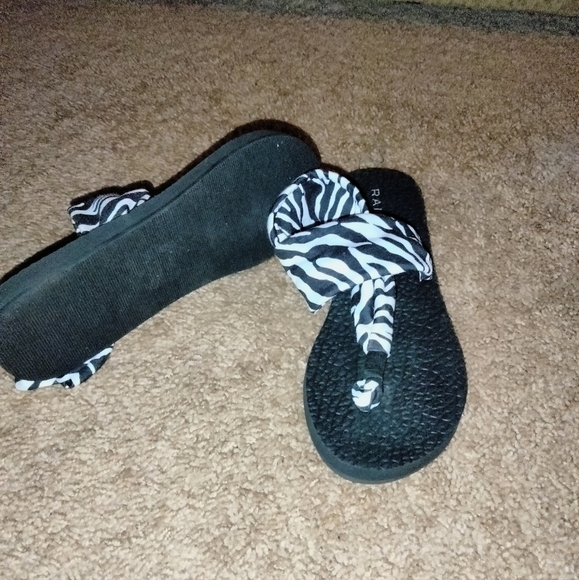 Rampage (Size 8) Black & White Zebra Print Cloth Fabric Sling Yoga Thong Sandals - Picture 4 of 7